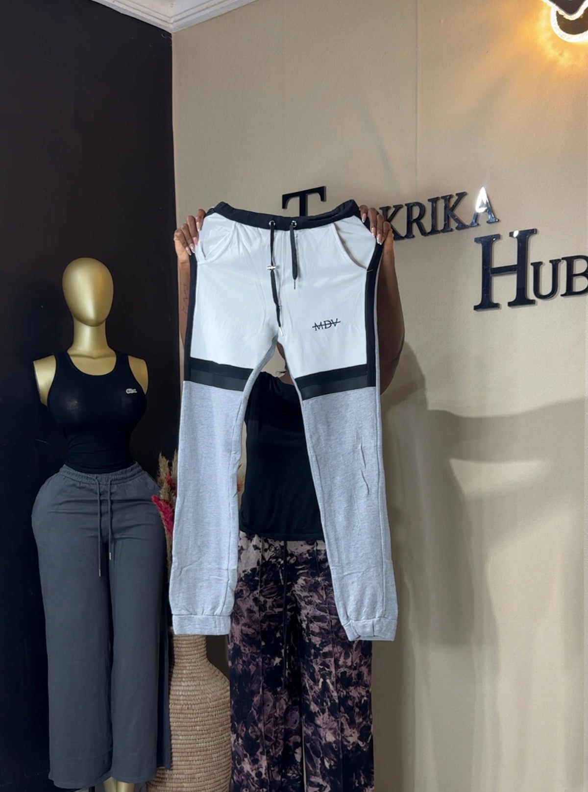 Joggers size 6/8 L-44